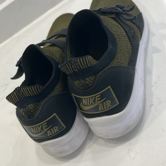 Nike Air - knit shoes - size 10 - Picture 2 of 4